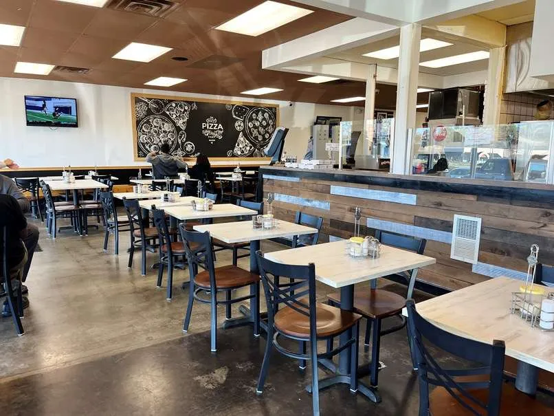 Interior of Randy's Pizza in RTP - nctriangledining.com