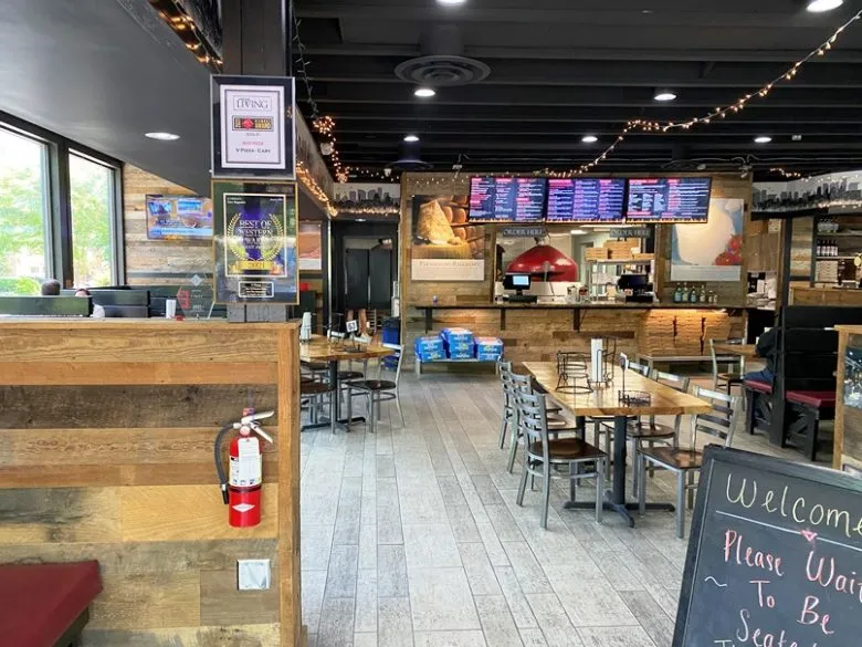 Entry area at V Pizza in Cary - nctriangledining.com
