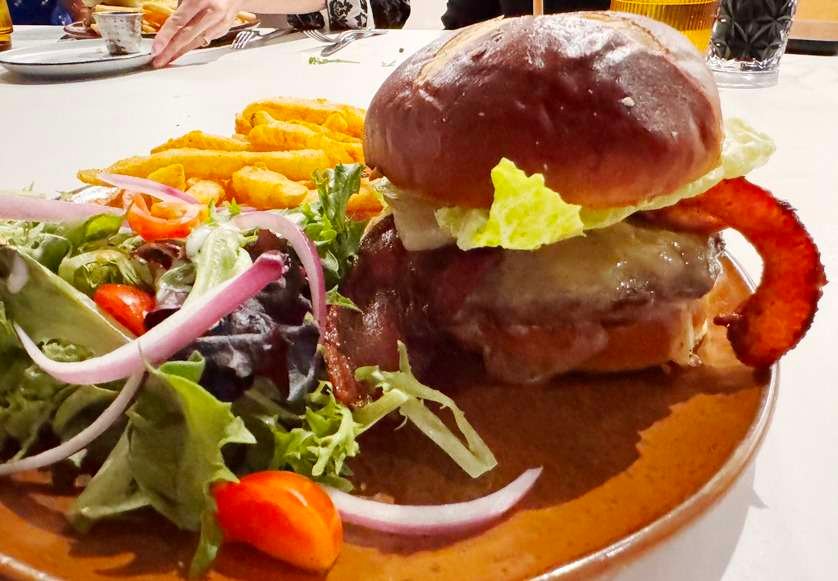 Cheeseburger at the Lenny in Durham - nctriangledining.com